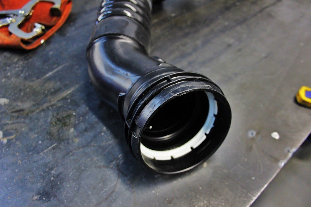 Plastic quick-disconnect intercooler pipe 